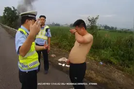 男子光膀冲入火海，连救3人却自责落泪图片