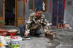 58岁“硬汉”跪地打拼，帮助3个弟弟盖房娶妻，孝敬爹娘不谈分家图片