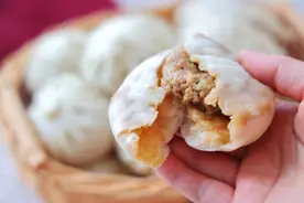 孩子要吃包子，一口气在家做了20多个，个个松软流汤汁，太好吃了图片