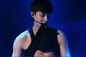 张艺兴内衣广告遭嘲，腿毛抢眼姿势无美感，网友：路过不敢看图片