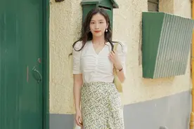 “T恤+碎花半裙”，这才是夏天该有的样子！时髦显瘦又洋气，好美图片