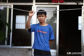 父母双亡后姐姐怕穷早嫁，男孩独自与九旬奶奶和残疾伯父相依为命图片