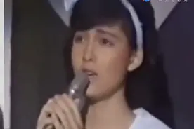 周慧敏18岁唱歌画面曝光，头戴蝴蝶结穿白裙清纯可人图片