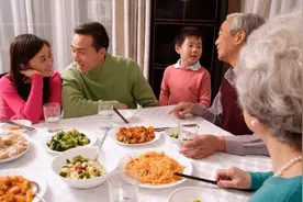 姥爷逗外孙：“天天来我家蹭饭不害臊？”孩子的回答让老人很扎心图片