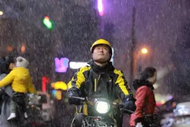 女顾客深夜点小龙虾，要求订餐放门口，外卖小哥到电梯口恍然大悟图片