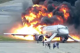 为什么飞机要在万米高空飞行，飞低点不是更省油更安全吗？图片