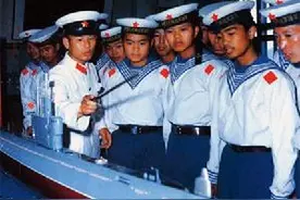 海军军装70年演变史，85式最具杀气，07式颜值最高图片