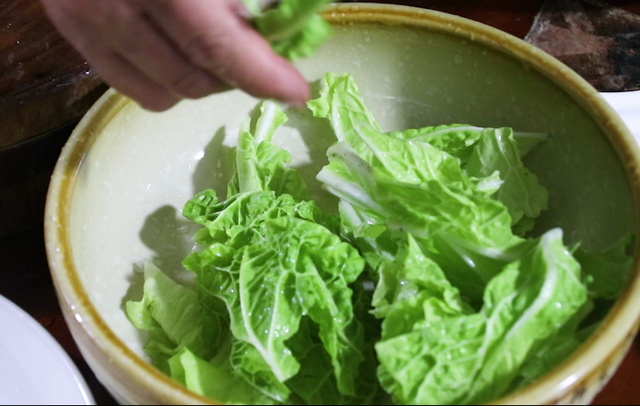 原来炒白菜也有窍门，加一点调汁，简单一做，比吃肉还过瘾