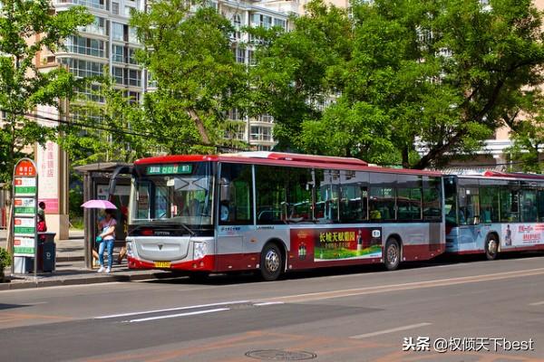 看似寒酸的公交车，其实辆辆价格不菲
