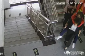 三门峡市二中学生突发急病　老师接力救助图片