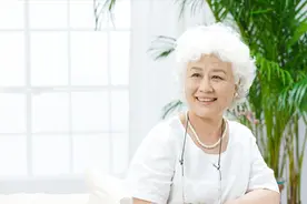 扣下女儿的彩礼钱给儿子买婚房，晚年找女儿养老，被女儿拒之门外图片