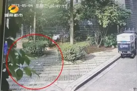 太危险！长沙一小区空调外机和支撑钢架脱落图片