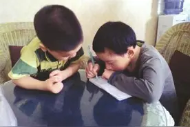“你要让着弟弟”爸妈别再说，区别对待俩孩子，对娃成长极其不利图片