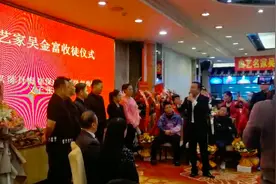 65岁曲艺名家收徒阵仗大，众多相声大师到场祝贺，姜昆现身获追捧图片