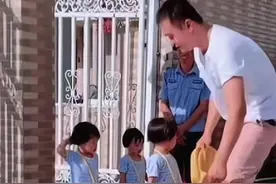 爸爸接孩子放学迟到了，三胞胎女儿扔书包抗议，门卫大爷被逗笑了图片