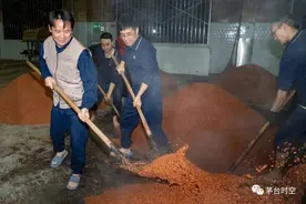 清晨5点，茅台董事长丁雄军总经理李静仁赤脚穿拖鞋，到车间拿起铁掀与员工下沙，窖池边看质量管控细节图片
