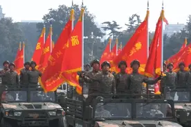 中国三军仪仗队红场高唱《喀秋莎》，网友：太帅了图片