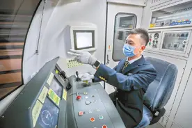 双节假期，这位北京地铁司机和妻子的团聚方式很特别图片