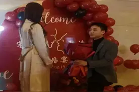 大三女生寒假订婚，返校后“宿舍”变“婚房”，男女颜值很般配图片