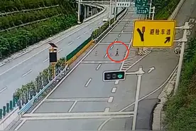 太危险！熊孩子在高速路上放锥桶，致多辆汽车滞留图片