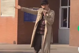 当红男星家中突发大火，百万财产被烧毁：被骂海王的他太凄凉了图片