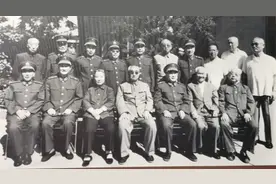 1986年将帅合影：当过大军区司令，也乖乖站后排，老师落座C位图片