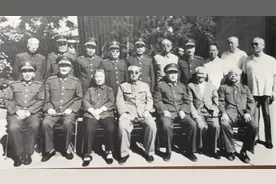 1986年将帅合影：当过大军区司令，也乖乖站后排，老师落座C位图片