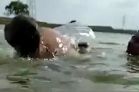 印度男子被鳄鱼拖到6英尺深水下 朋友用一个自拍杆救了他图片