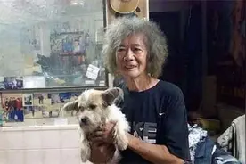 他是风光无限的富二代，挥霍完家产后露宿街头，终日与流浪狗为伴图片