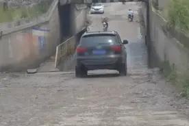 河南一SUV轿车冲过有积水的桥洞，水花溅起一车高，结果悲剧了图片