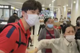 太可怕了！汪顺被粉丝强行戴帽子，大妈一路围追堵截：你给我戴上图片