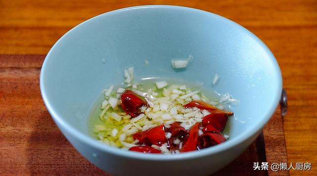 石花菜不用炒，不用煮，用冷水泡一泡，夏天最爱吃的爽口小凉菜