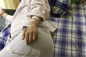 产妇刚刚顺产结束，在产床上说自己“想上厕所”，医生：准备手术图片