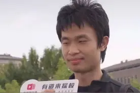 一瓶水，两个馒头，看着傻傻的北大老师为何突然爆火？图片