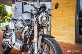 2020年速珂Super Soco TC MAX电动摩托：拥有一流的复古外观图片