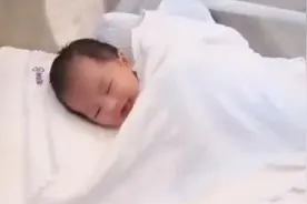 “最美婴儿”火了，刚出生征服护士，现在征服网友：娘胎里整容？图片