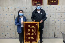 石家庄：手机和平板电脑失而复得 乘客送锦旗感谢公交车司机图片