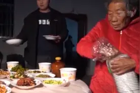 陪空巢老人吃上一顿“团圆饭”志愿者把温暖送进心中图片
