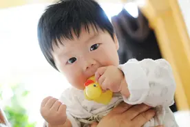 宝宝拉果酱样大便是怎么回事图片