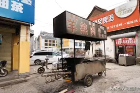 山东大叔骑着三轮卖重口小吃，40元1斤火了32年，外地人不敢吃图片