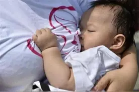 母乳多太发愁，宝妈攒20袋母乳送闺蜜，却被对方转手丢掉图片