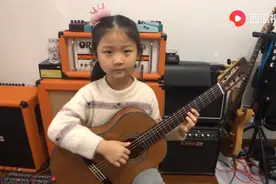 六岁小女孩在西瓜视频教你练习吉他基本功，自惭形秽中涨技能了图片
