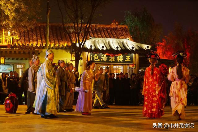 河南大叔卖切糕成网红，一天能卖五千多元，儿子“抢生意”也摆摊