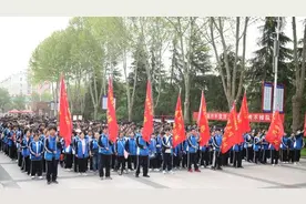 临颍：一高近2000名师生7个小时、行程50华里，在行走中磨练意志图片