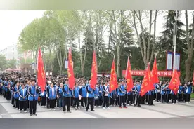 临颍：一高近2000名师生7个小时、行程50华里，在行走中磨练意志图片