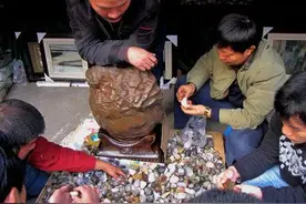 他捡了一个铜盆，用来洗澡3年，被后代无偿上交，如今价值100亿图片