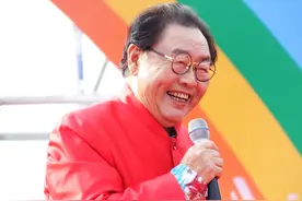 猪八戒扮演者马德华演唱歌曲《敢问路在何方》图片