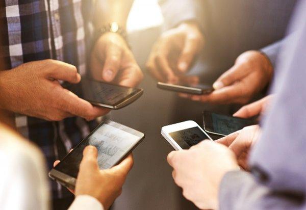 手机贴膜白边消除液有害没（小心华为手机贴个膜）