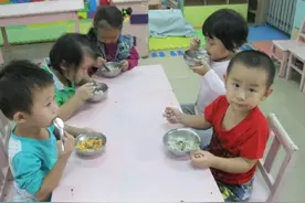 幼儿园午饭吃啥？老师群发午餐秒撤回，眼尖家长发现猫腻引群热议图片
