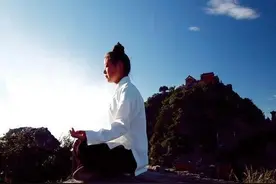 年轻女道士扬言：将于九月九日飞升，当天近十万百姓现场观看升天图片